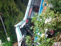 Yoldan çıkan otobüs vadiye yuvarlandı: En az 25 ölü