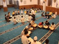 Öğrenciler Kur’an-ı Kerim ve dini bilgiler dışında okul ödevlerini de camide yapıyor
