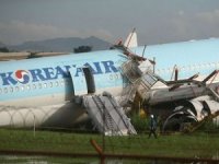 Filipinler'de havalimanına inmeye çalışan uçak pistten çıktı
