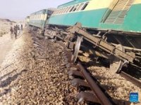 Pakistan'da yolcu trenine bombalı saldırı: 18 yaralı