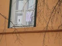 Basın açıklaması sırasında İsveç Konsolosluğunun camına dikkat çeken yazı asıldı