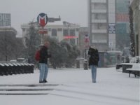İstanbul Valisi Yerlikaya'dan "zorunlu olmadıkça trafiğe çıkmayın" uyarısı