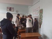 IHO Ebrar, okul ve Kur'an kurslarına sığınan depremzedelere yemek dağıttı