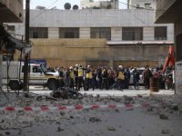 Suriye'de ağır hasarlı binaların duvarı fırtınayla çöktü: Bir ölü 2 yaralı
