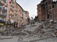 Malatya'da ağır hasarlı bina kendiliğinden çöktü