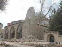 Kahramanmaraş'ta 700 yıllık tarihi cami depremde yıkıldı
