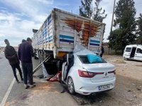 Gaziantep'te feci kaza: Otomobil park halindeki tır'ın altına girdi