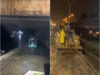 Selde mahsur kalan belediye otobüsü tank kurtarıcı ile çekildi