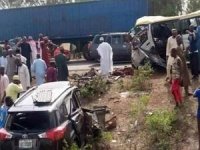 Nijerya'da yolcu otobüsü ile otomobil çarpıştı: 17 ölü
