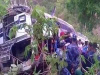 Nepal'de tapınağa gidenleri taşıyan otobüs devrildi: 7 ölü 19 yaralı