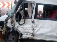 Minibüsle kamyonet çarpıştı: Bir ölü 11 yaralı