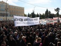 Yunanistan'da halk sokaklara döküldü