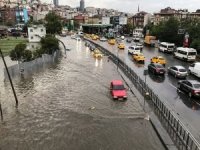 İstanbul'da sağanak nedeniyle yollar göle döndü
