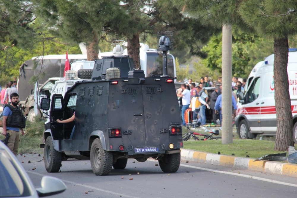 Diyarbakır’da büyük patlama oldu 13