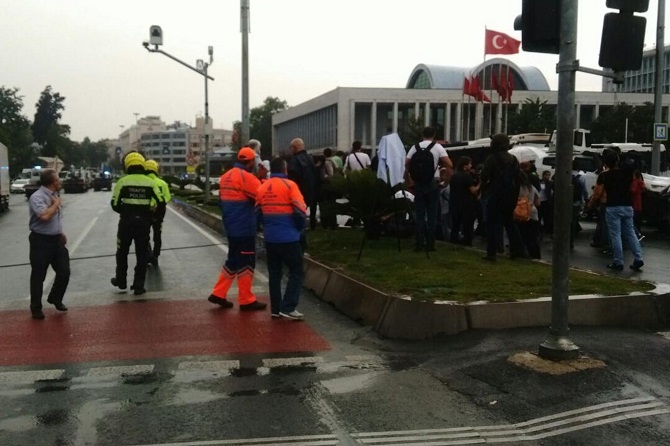 İstanbul'da polis aracına saldırı 1