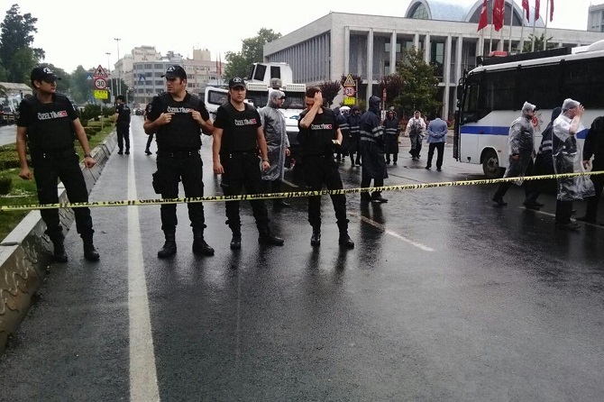 İstanbul'da polis aracına saldırı 10