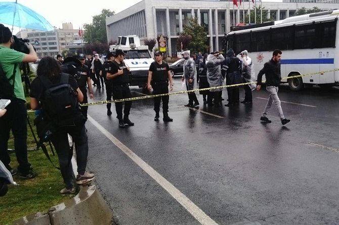 İstanbul'da polis aracına saldırı 2