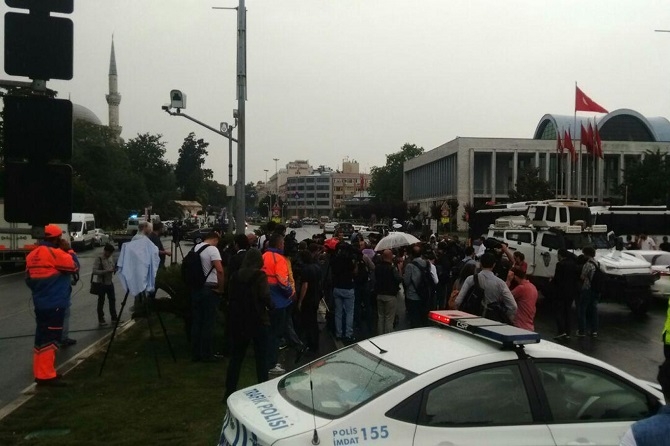 İstanbul'da polis aracına saldırı 3