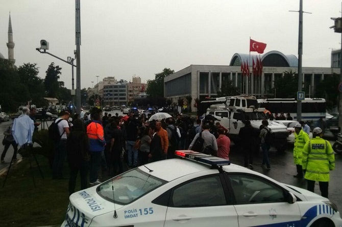 İstanbul'da polis aracına saldırı 4