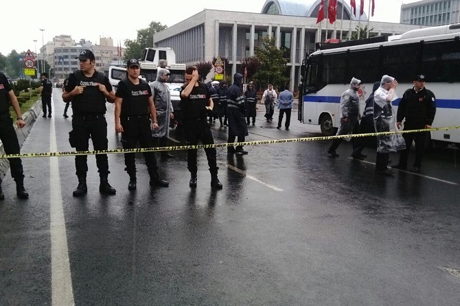 İstanbul'da polis aracına saldırı 6