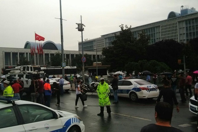 İstanbul'da polis aracına saldırı 7