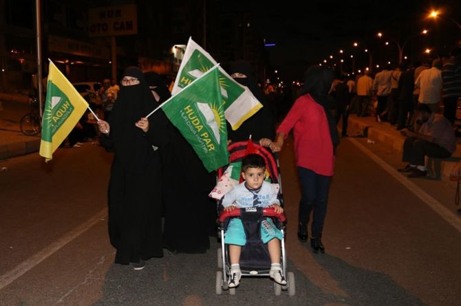 Darbe karşıtı gösteriler sabaha kadar devam etti 16