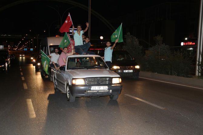 Darbe karşıtı gösteriler sabaha kadar devam etti 25