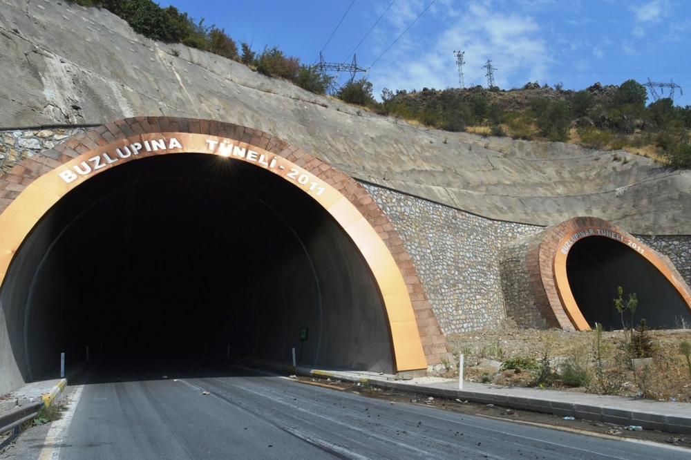 İşte PKK’nin Bitlis’te ateşe verdiği araçlar! 10