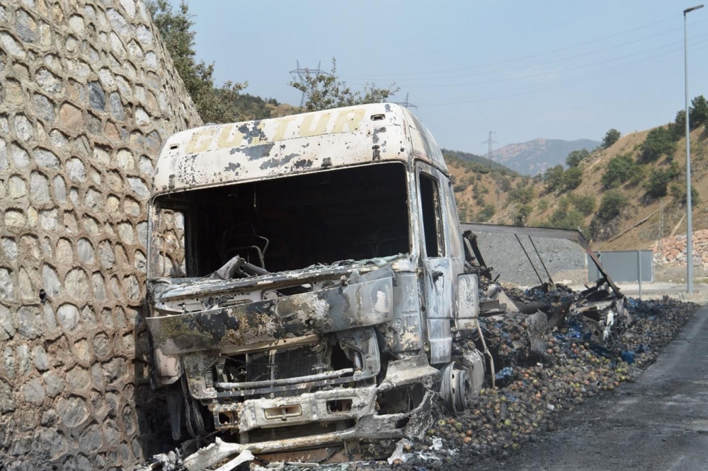 İşte PKK’nin Bitlis’te ateşe verdiği araçlar! 11