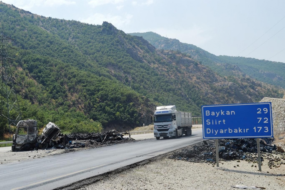 İşte PKK’nin Bitlis’te ateşe verdiği araçlar! 13