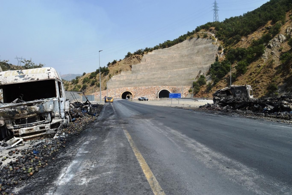 İşte PKK’nin Bitlis’te ateşe verdiği araçlar! 16