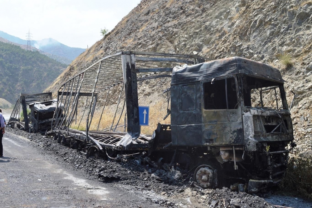 İşte PKK’nin Bitlis’te ateşe verdiği araçlar! 18