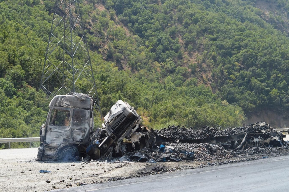 İşte PKK’nin Bitlis’te ateşe verdiği araçlar! 19