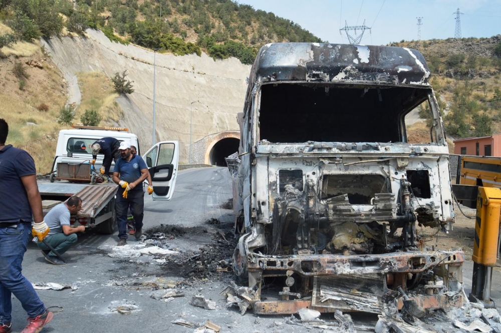 İşte PKK’nin Bitlis’te ateşe verdiği araçlar! 20