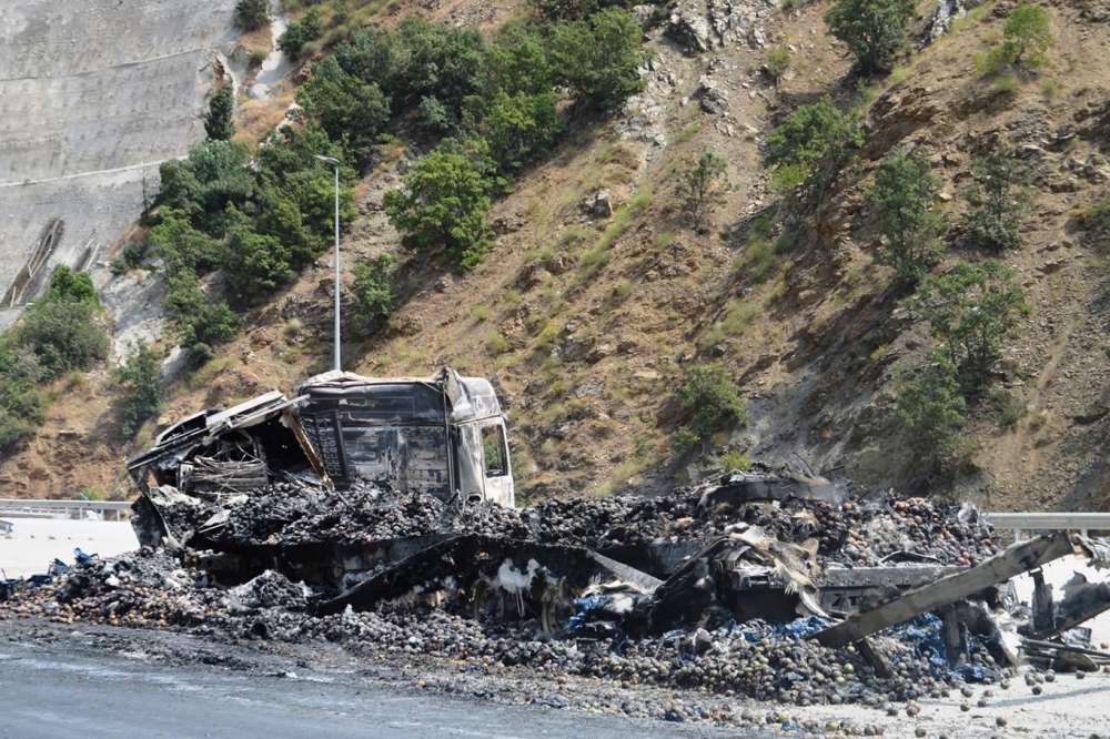 İşte PKK’nin Bitlis’te ateşe verdiği araçlar! 22