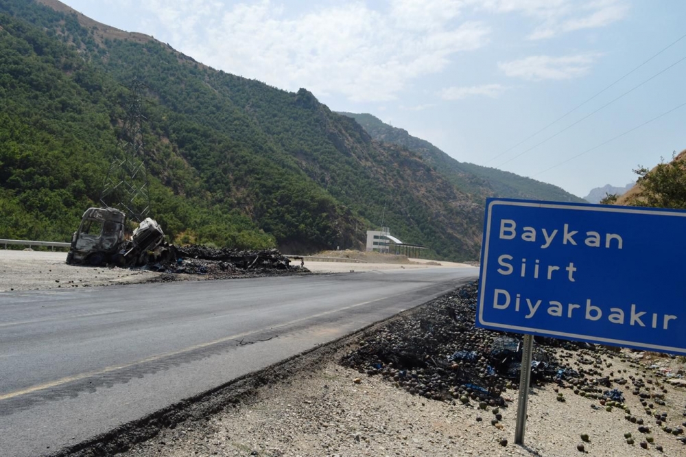 İşte PKK’nin Bitlis’te ateşe verdiği araçlar! 7