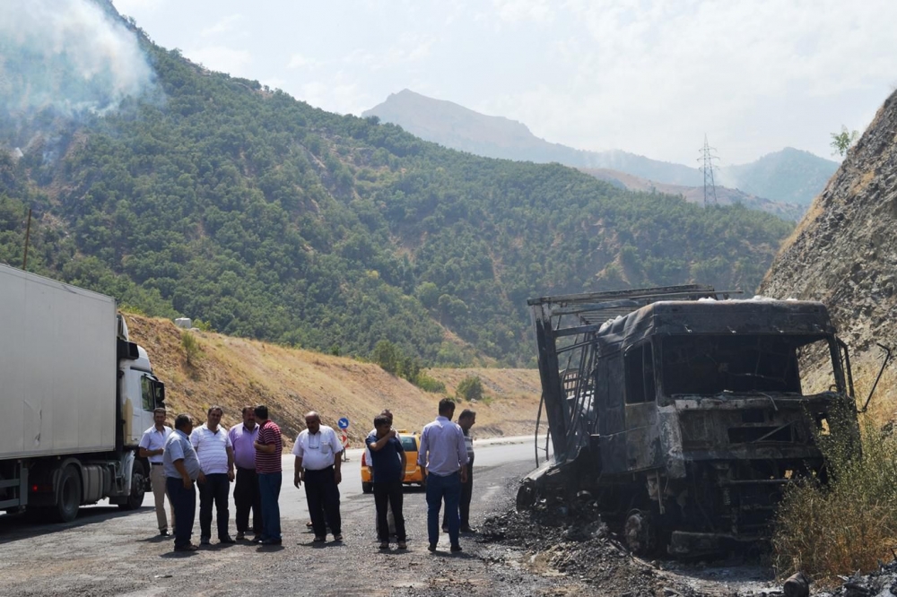 İşte PKK’nin Bitlis’te ateşe verdiği araçlar! 8