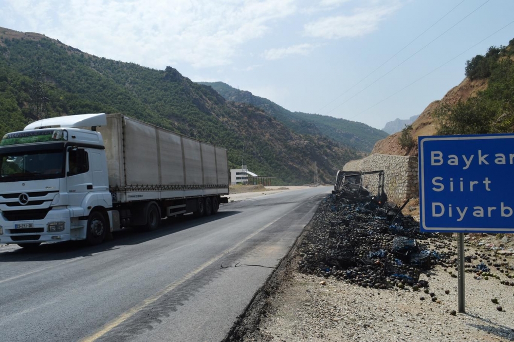 İşte PKK’nin Bitlis’te ateşe verdiği araçlar! 9