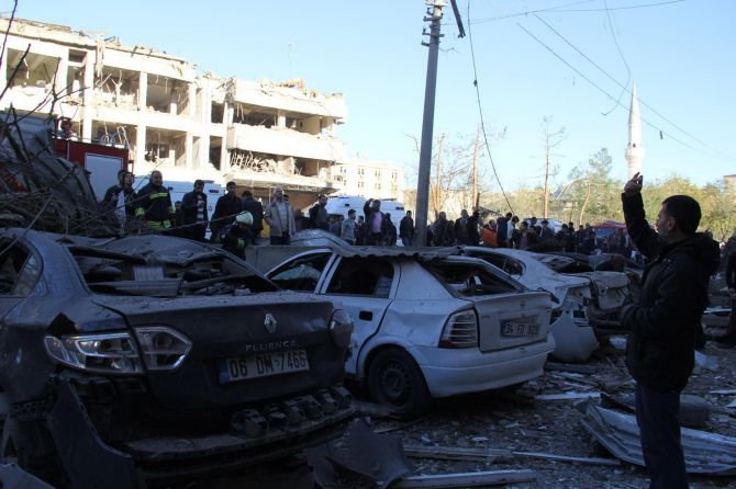 Diyarbakır’da şiddetli patlama 12