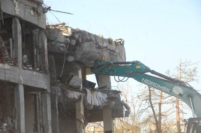 Bombalı saldırıya uğrayan emniyet binası yıkılıyor 3