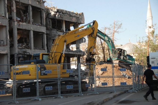 Bombalı saldırıya uğrayan emniyet binası yıkılıyor 4