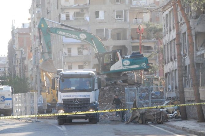 Bombalı saldırıya uğrayan emniyet binası yıkılıyor 6