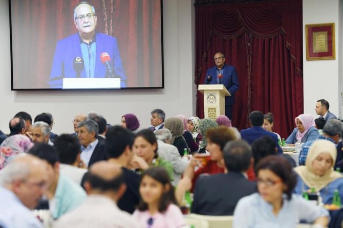 Hocalar Diyanet’in iftarında bir araya geldi 1