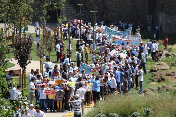 Diyarbakır'da çocuklardan namaz yürüyüşü 1