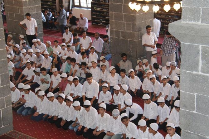 Diyarbakır'da çocuklardan namaz yürüyüşü 13