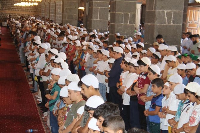 Diyarbakır'da çocuklardan namaz yürüyüşü 17