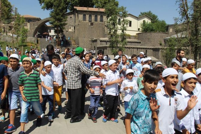 Diyarbakır'da çocuklardan namaz yürüyüşü 6