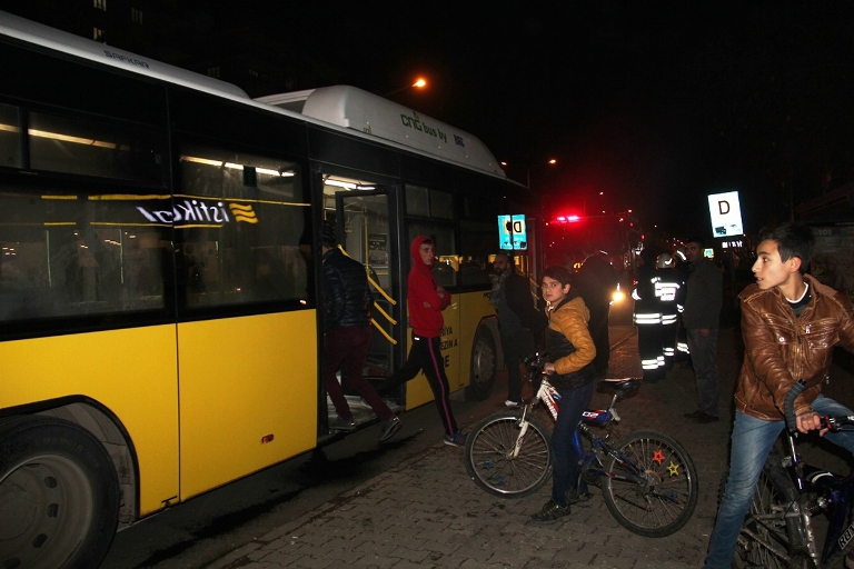 Belediye otobüsü ateşe verildi 1