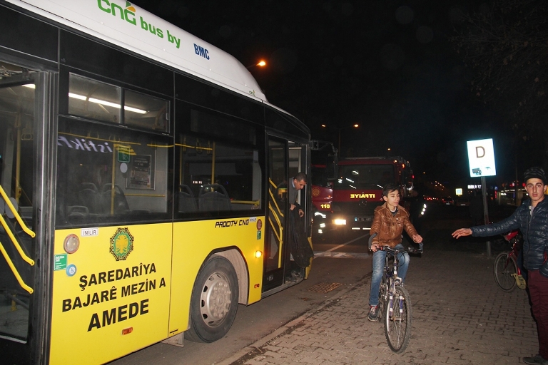 Belediye otobüsü ateşe verildi 11