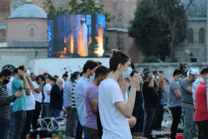 Ayasofya’da 86 yıl aradan sonra ilk bayram namazı kılındı 11